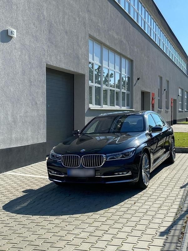 Gebraucht BMW 750L 449 PS (330 kW) 2015 Grau Limousine