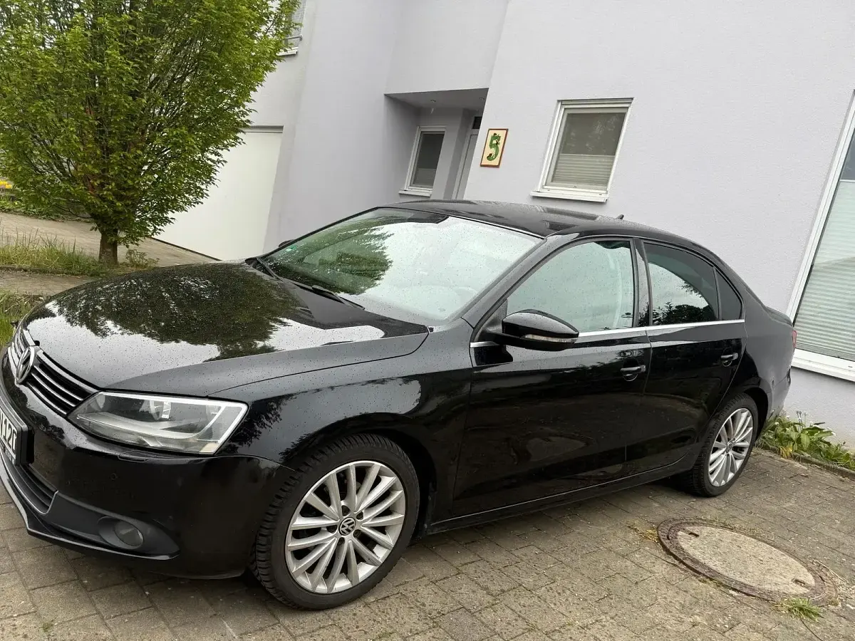 Używany VW Jetta 105 KM (77 kW) 2012 Czarny Sedan/Limuzyna