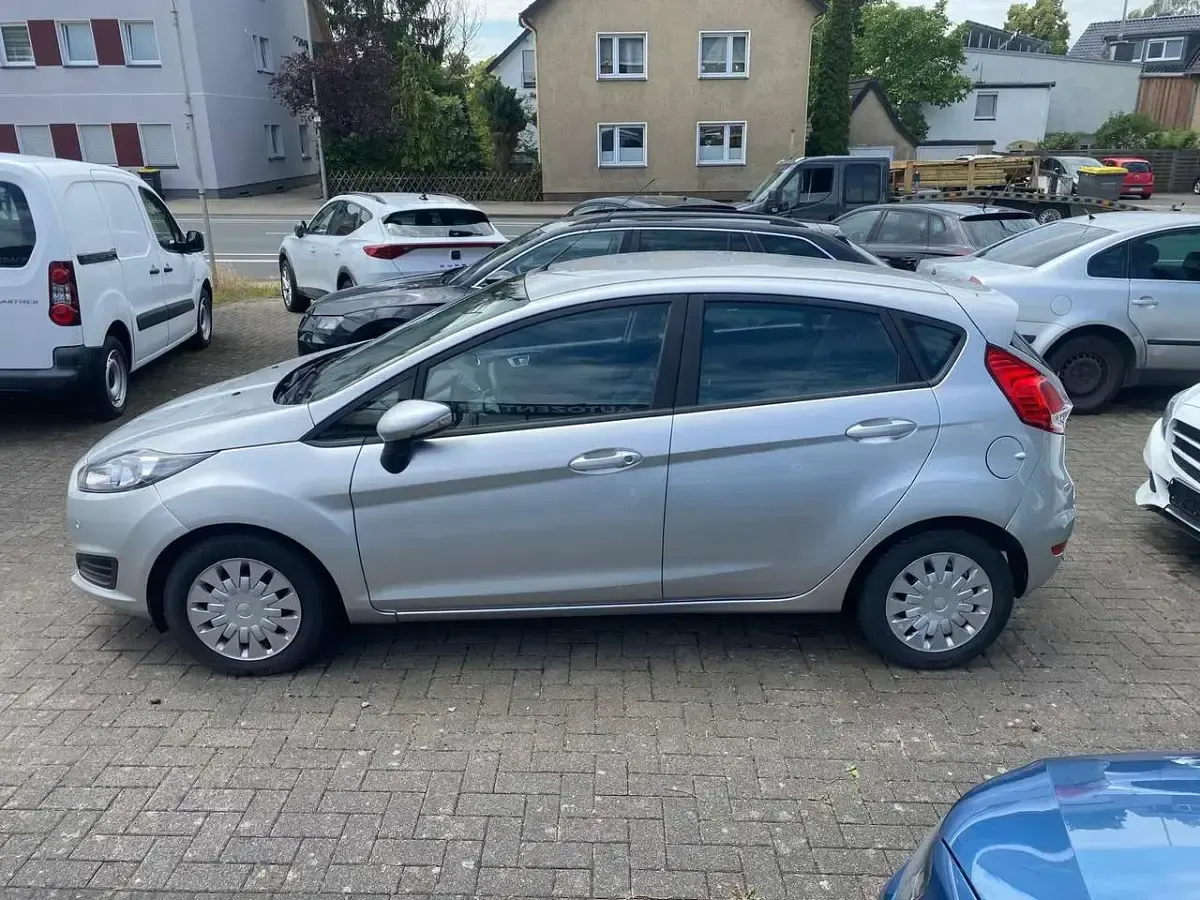 Gebraucht Ford Fiesta Trend 95 PS (69 kW) 2015 Polarsilber metallic Kleinwagen