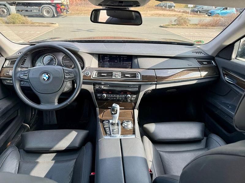 Gebraucht BMW 740 Performance 306 PS (225 kW) 2011 Grau Limousine