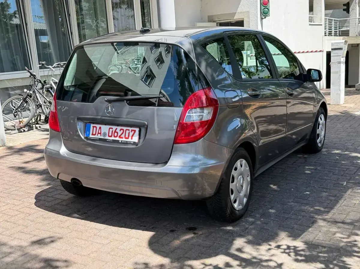 Gebraucht Mercedes A160 95 PS (69 kW) 2011 Mountaingrau  met. Kleinwagen