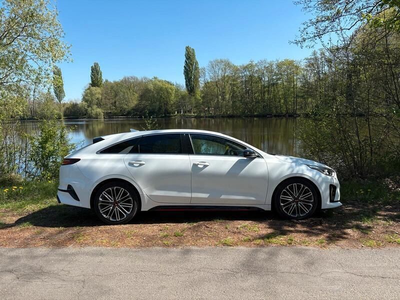 Weiß Gebraucht 2021 Kia ProCeed GT Kleinwagen | 23.249 € - Bild 1/4