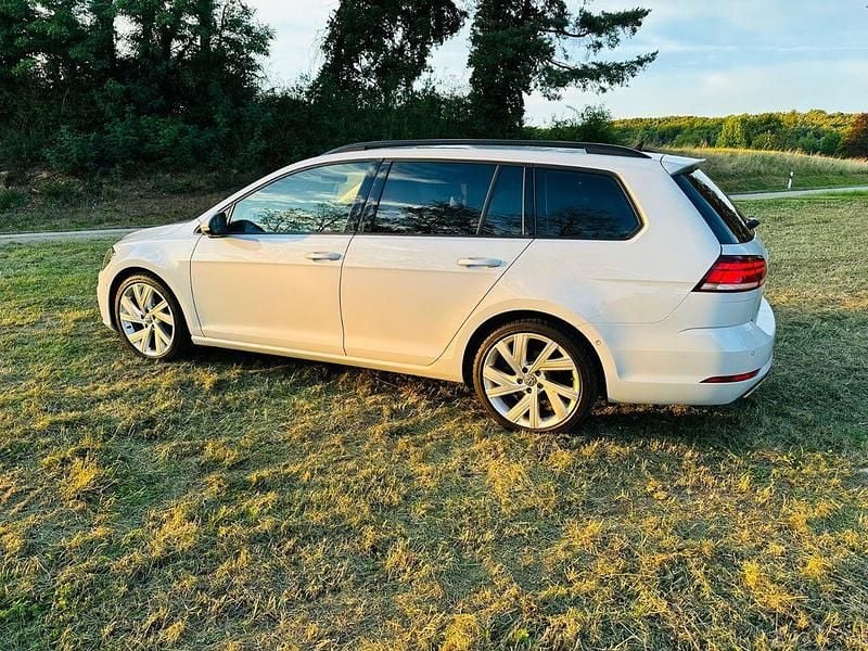 Weiß Gebraucht 2018 VW Golf VII Comfortline Kombi | 18.999 € (Etwas zu teuer) - Bild 1/4