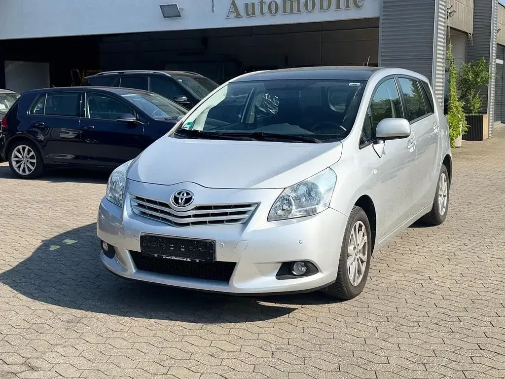 Gebraucht Toyota Verso Edition 132 PS (97 kW) 2011 Silber Van / Kleinbus