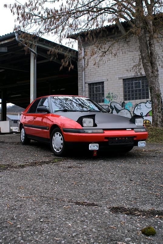 Rot Gebraucht 1989 Mazda 323F Limousine | 2.500 € - Bild 1/4
