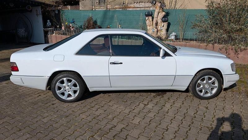 Gebraucht Mercedes 230 132 PS (97 kW) 1991 Weiß Coupé