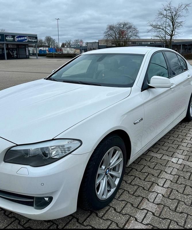 Weiß Gebraucht 2012 BMW 520 Limousine | 11.000 € (Fairer Preis) - Bild 1/4