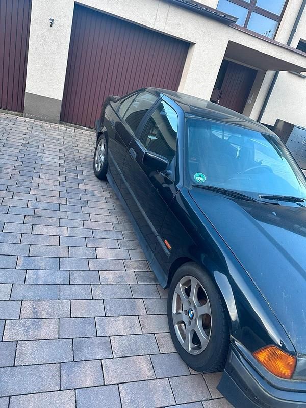 Second-hand BMW 318 Basis 1998 Negru Berlinǎ