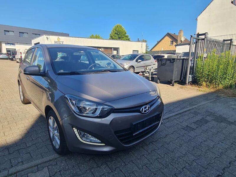 Braun Gebraucht 2013 Hyundai i20 Edition Limousine | 4.699 € (Etwas zu teuer) - Bild 1/4
