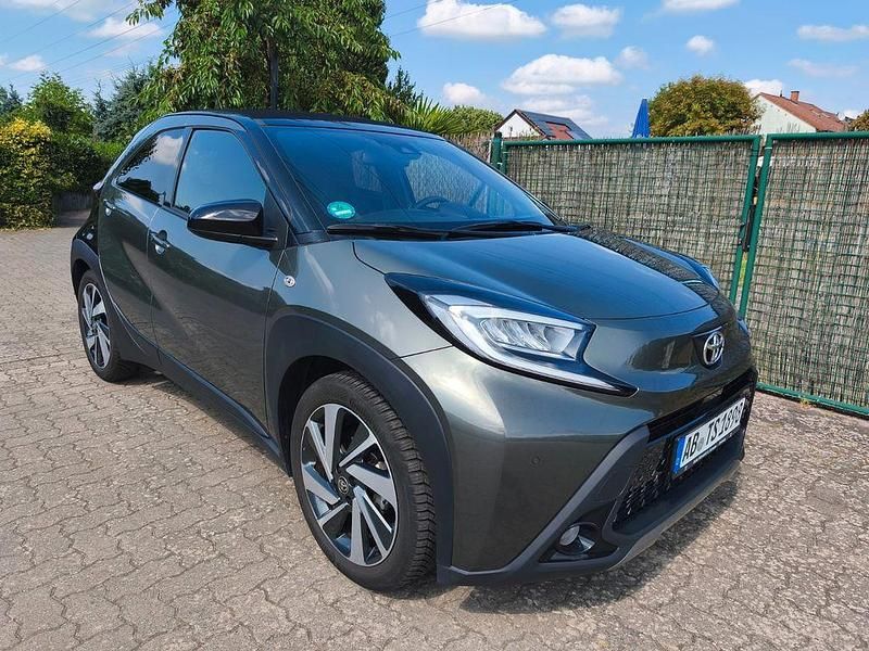 Grün Gebraucht 2023 Toyota Aygo X-plore Kleinwagen | 17.490 € (Fairer Preis) - Bild 1/4