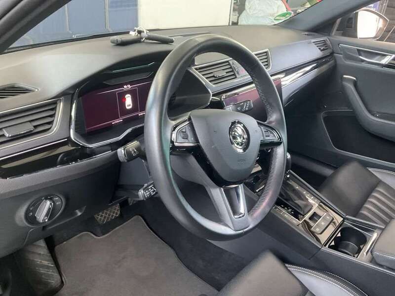 Grau Gebraucht 2019 Skoda Superb Kombi | 21.000 € (Superpreis) - Bild 1/4