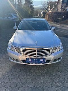 Silber Gebraucht 2009 Mercedes E200 Limousine | 10.900 € (Fairer Preis) - Bild 1/4