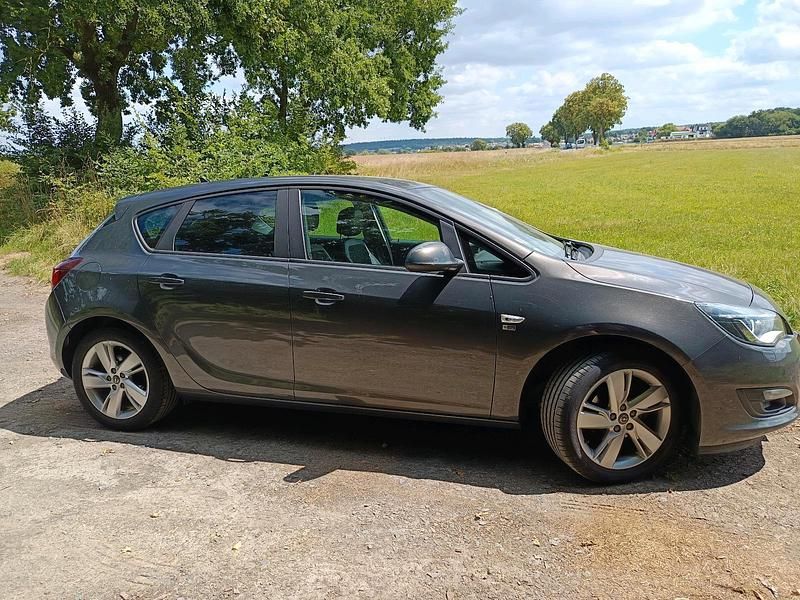 Gebraucht Opel Astra 101 PS (74 kW) 2012 Braun Limousine