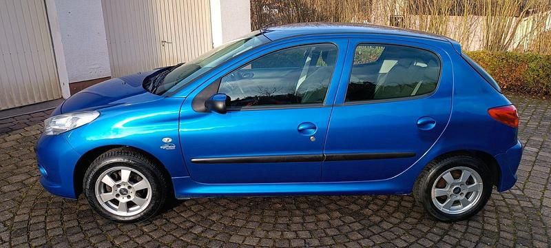 Gebraucht Peugeot 206+ 73 PS (53 kW) 2011 Blau Kleinwagen