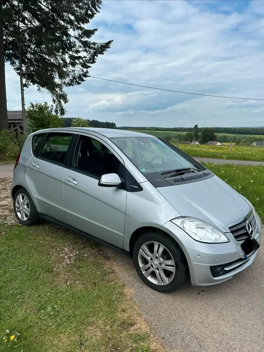 Używany Mercedes A160 95 KM (69 kW) 2011 Srebrny Hatchback