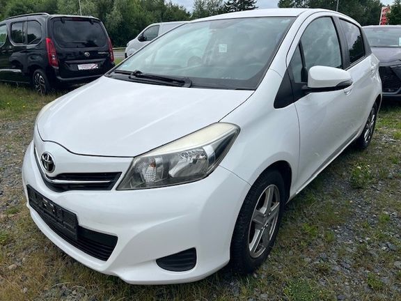 Schneeweiß Gebraucht 2013 Toyota Yaris Multidrive S Kleinwagen | 9.998 € (Teuer) - Bild 1/3