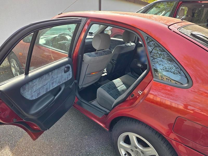 Second-hand Mazda 626 90 CP (66 kW) 1999 Andere farben Berlinǎ