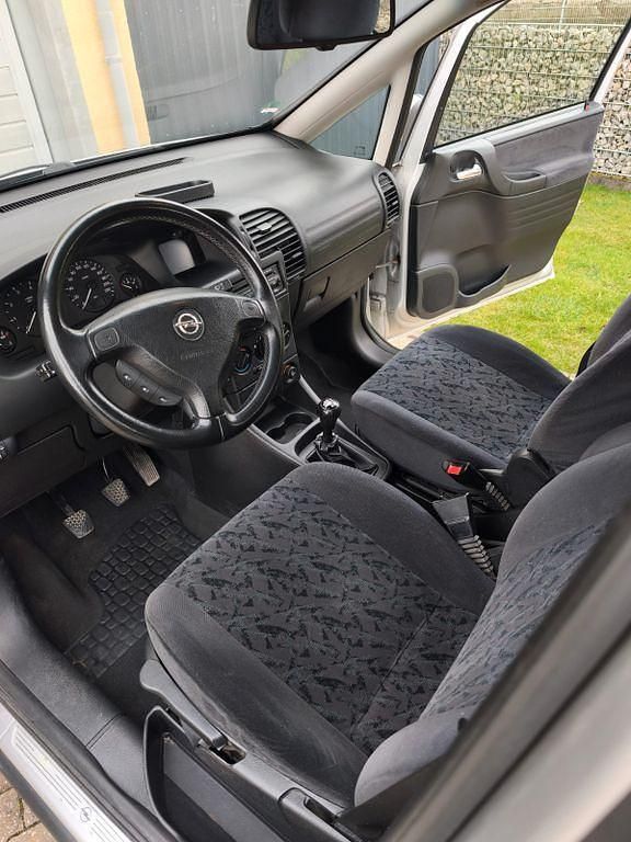 Gebraucht Opel Zafira 101 PS (74 kW) 2002 Silber Van / Kleinbus