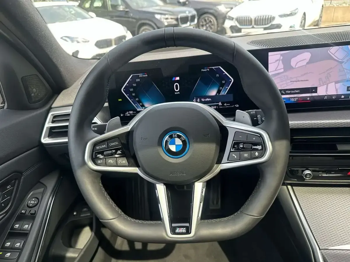 Gebraucht BMW 330e M Sport 292 PS (214 kW) 2025 Arctic race blue Kombi