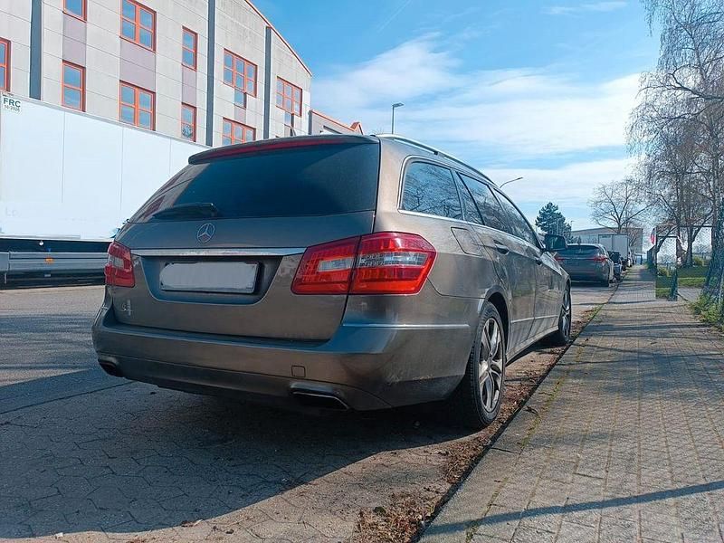 Gebraucht Mercedes E220 170 PS (125 kW) 2011 Grau Kombi
