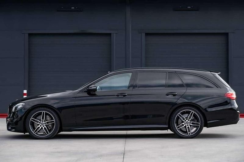 Schwarz Gebraucht 2017 Mercedes E400 AMG line Kombi | 27.850 € (Fairer Preis) - Bild 1/4