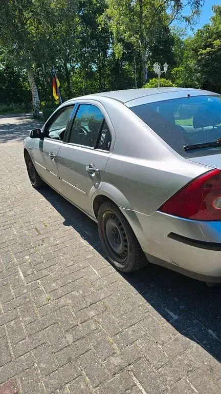 Gebraucht Ford Mondeo Ghia 125 PS (91 kW) 2002 Silber Limousine