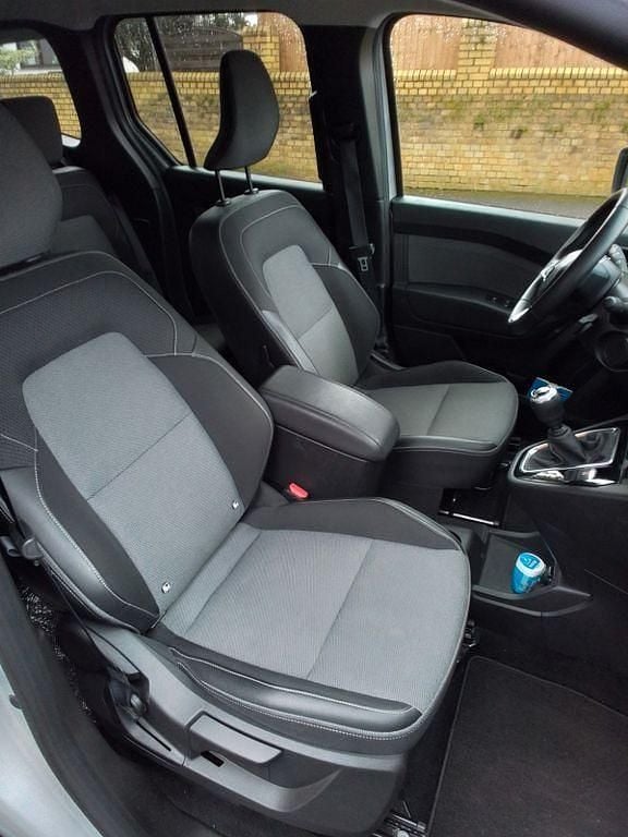 Usado Renault Kangoo Techno 131 HP (96 kW) 2023 Prateado Monovolume