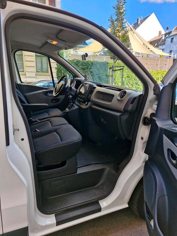 Second-hand Renault Trafic 116 CP (85 kW) 2015 Alb Monovolum