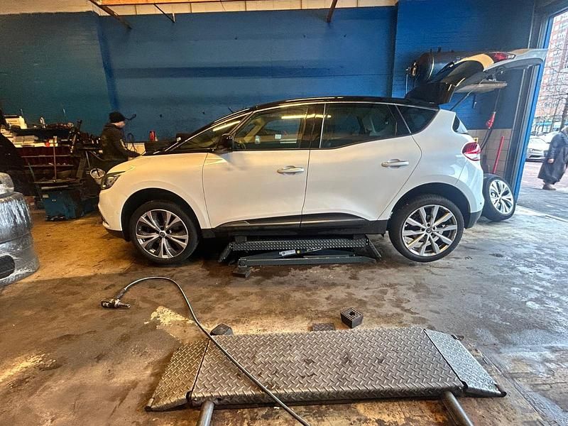 Weiß Gebraucht 2018 Renault Scénic IV Intens Van / Kleinbus | 10.900 € (Superpreis) - Bild 1/4