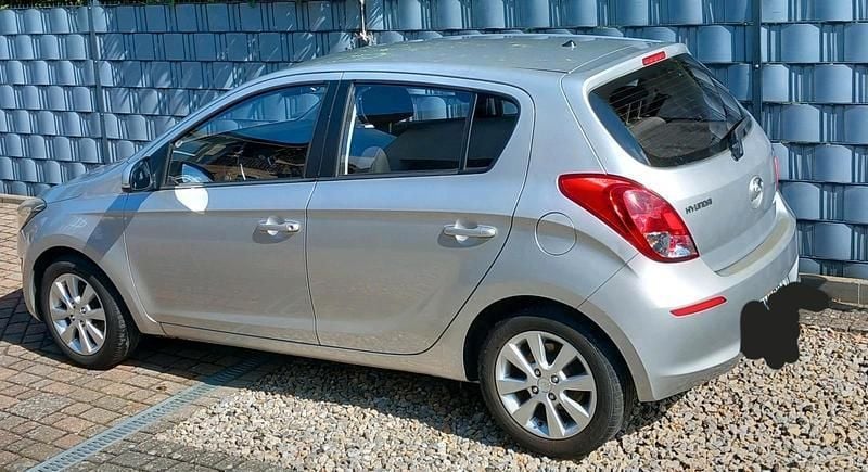 Silber Gebraucht 2014 Hyundai i20 Kleinwagen | 5.200 € (Guter Preis) - Bild 1/2