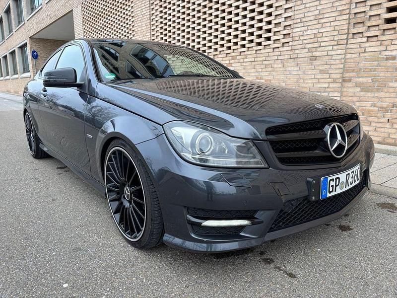 Grau Gebraucht 2012 Mercedes C250 AMG line Coupé | 13.250 € (Teuer) - Bild 1/4