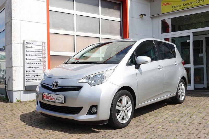 Silber Gebraucht 2012 Toyota Verso-S Comfort Van / Kleinbus | 8.500 € (Etwas zu teuer) - Bild 1/4