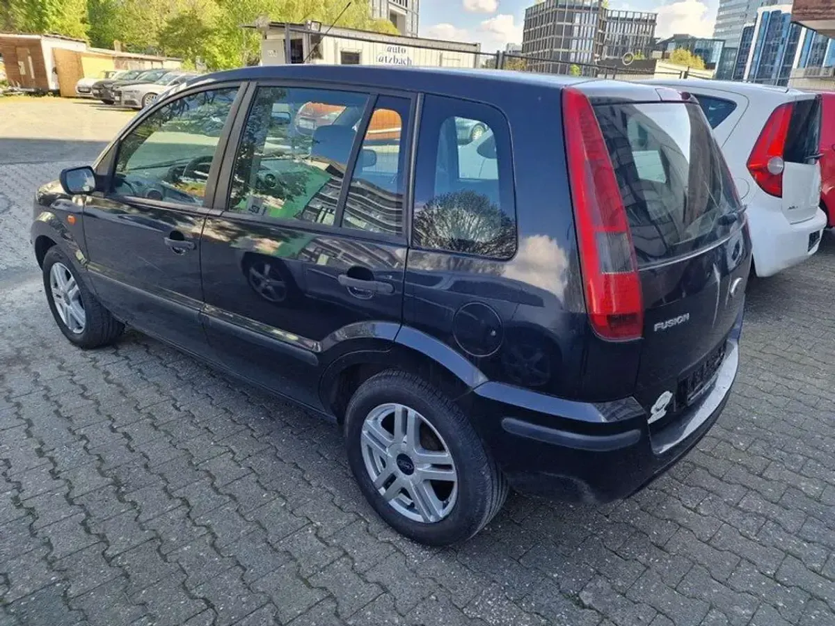 Używany Ford Fiesta 101 KM (74 kW) 2005 Czarny Hatchback