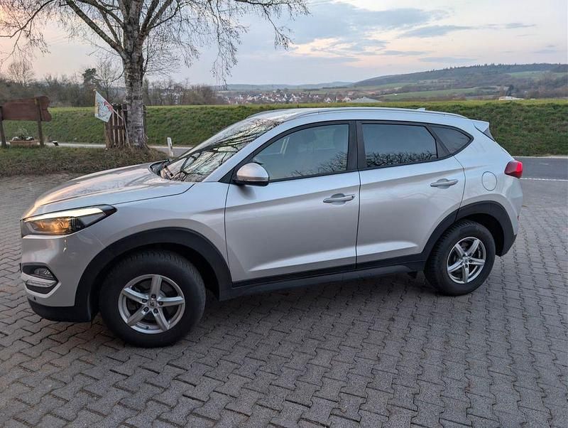 Gebraucht Hyundai Tucson Intro Edition 132 PS (97 kW) 2016 Silber SUV