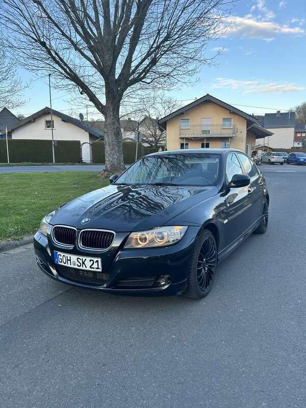 Schwarz Gebraucht 2011 BMW 318 Limousine | 9.380 € (Teuer) - Bild 1/4