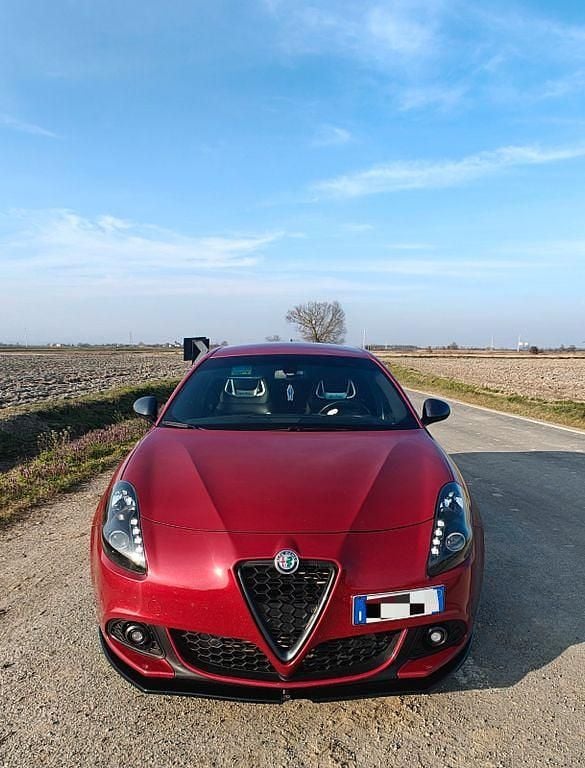 Rot Gebraucht 2017 Alfa Romeo Giulietta Veloce Kleinwagen | 20.100 € (Teuer) - Bild 1/4
