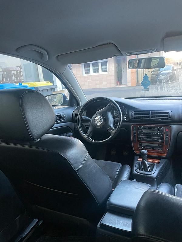 Second-hand VW Passat 131 CP (96 kW) 2002 Albastru Berlinǎ