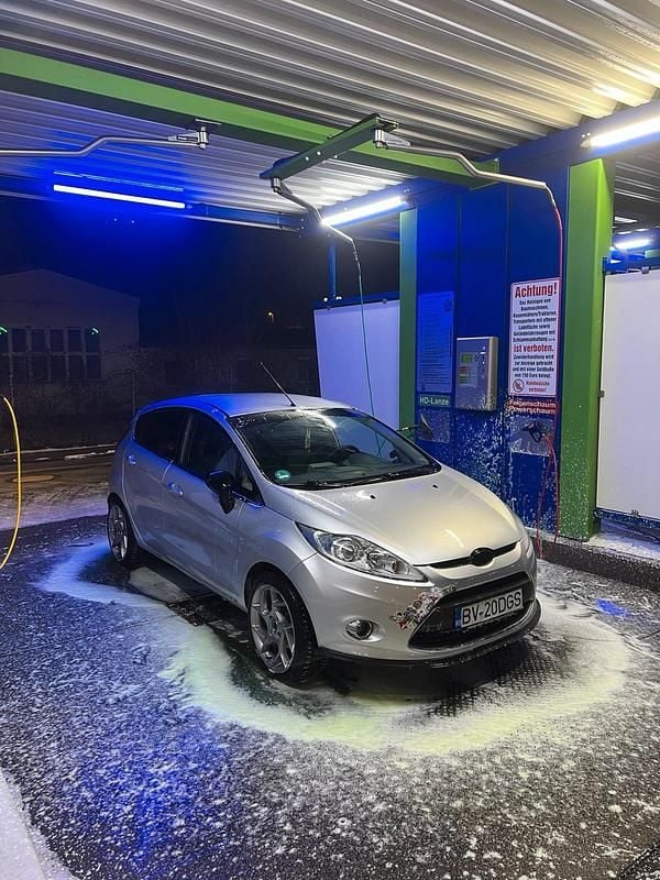 Gebraucht Ford Fiesta 95 PS (69 kW) 2010 Grau Kleinwagen