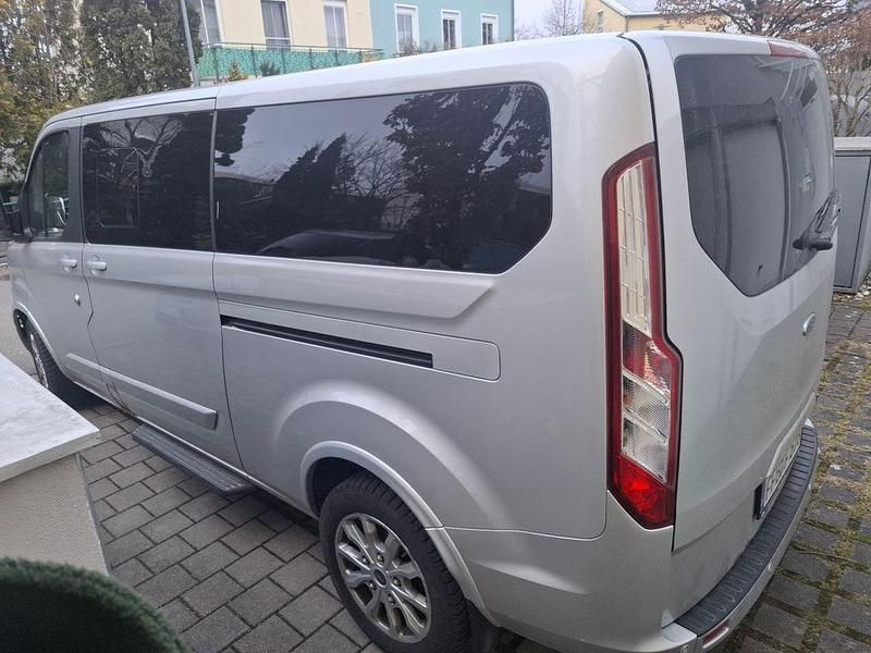 Gebraucht Ford Tourneo 131 PS (96 kW) 2019 Grau Van / Kleinbus