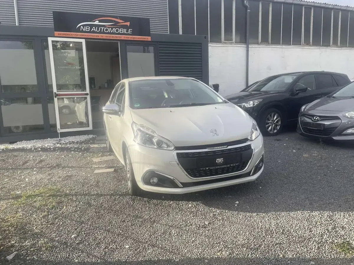 Gebraucht Peugeot 208 Allure 110 PS (80 kW) 2018 Farbe weiss perle perlmut/typ Kleinwagen