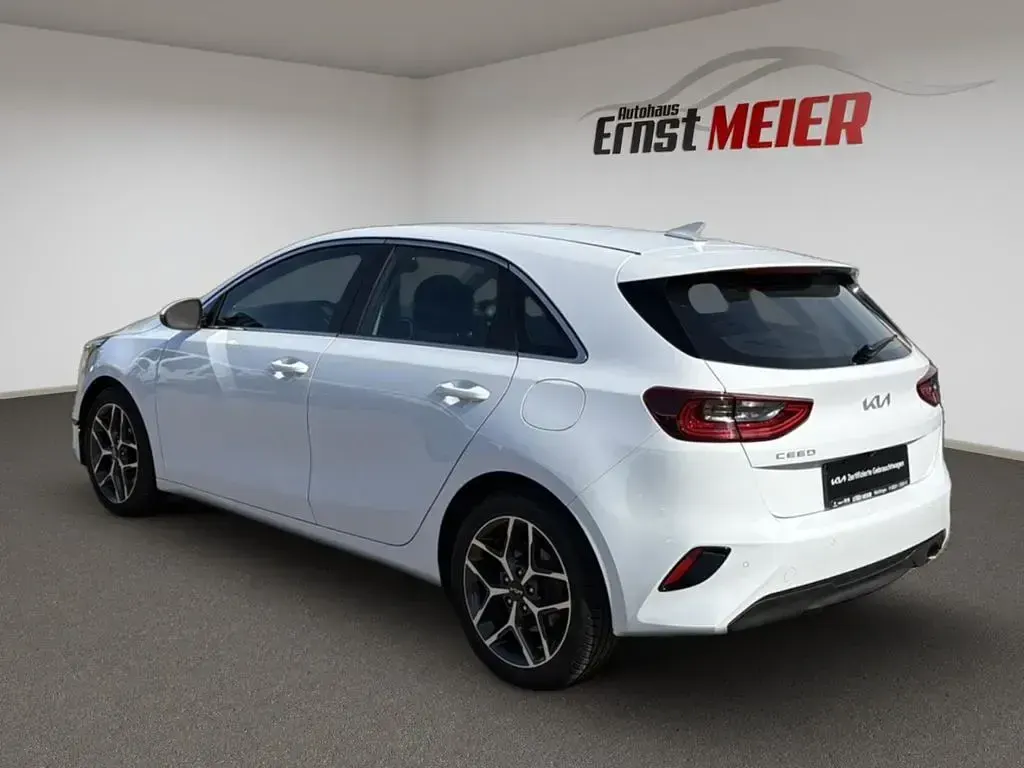 Gebraucht Kia Ceed Spirit 140 PS (102 kW) 2025 (wd) cararraweiss Kleinwagen