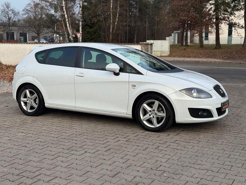 Weiß Gebraucht 2011 Seat Leon Style Limousine | 4.750 € (Fairer Preis) - Bild 1/4