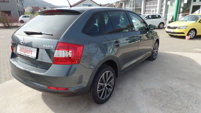 Gebraucht Skoda Rapid Joy 125 PS (91 kW) 2016 Grau metallic Limousine