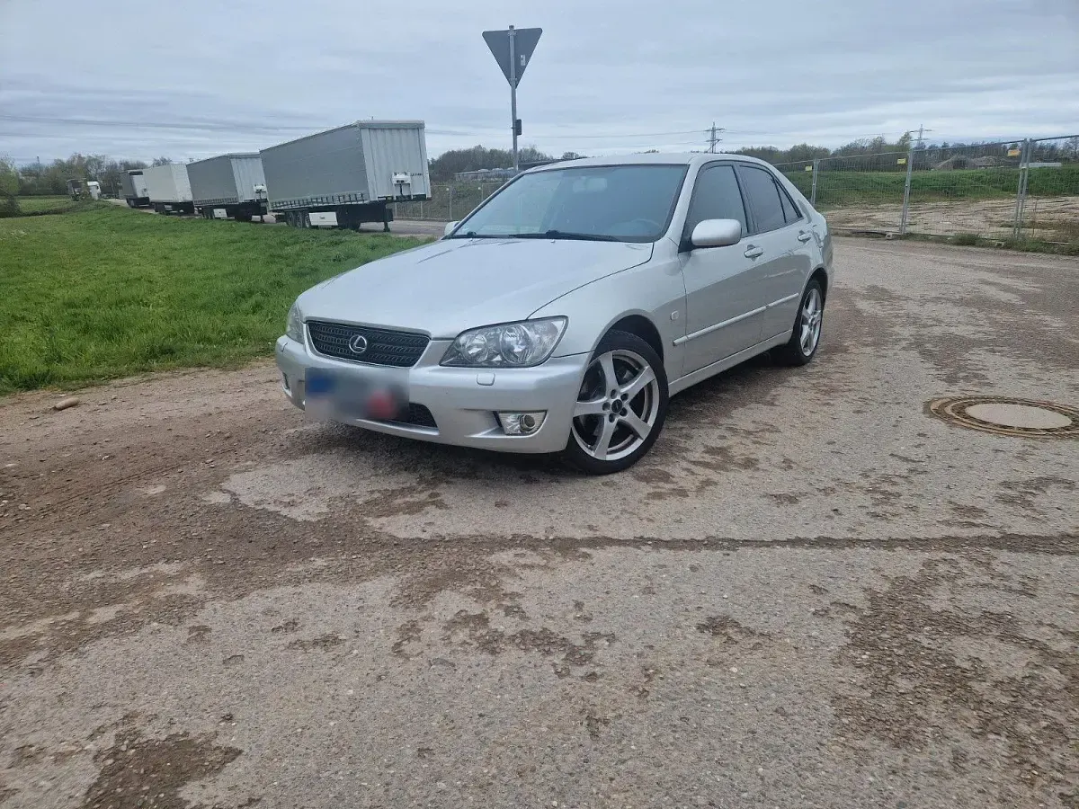 Second-hand Lexus IS200 155 CP (114 kW) 2003 Argintiu Berlinǎ