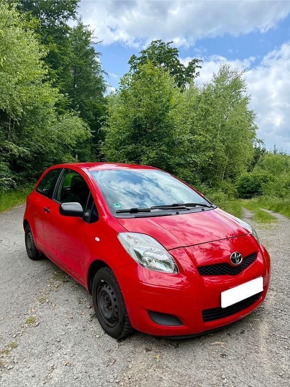 Rot Gebraucht 2009 Toyota Yaris Limousine | 1.950 € (Fairer Preis) - Bild 1/4