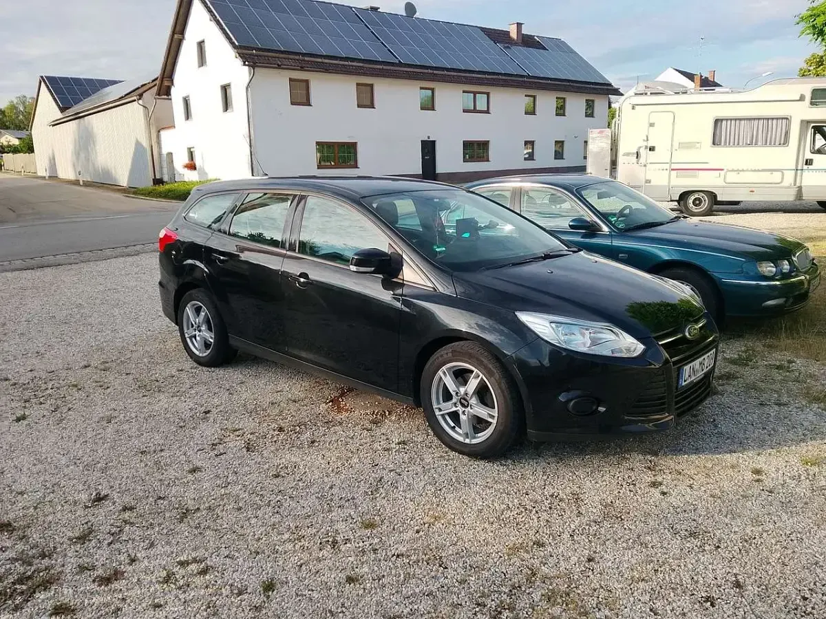 Gebraucht Ford Focus Trend 125 PS (91 kW) 2014 Schwarz Kombi