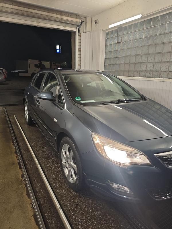 Gebraucht Opel Astra 115 PS (84 kW) 2010 Blau Kleinwagen