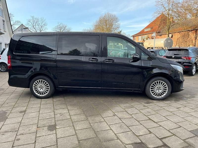 Gebraucht Mercedes V220 163 PS (119 kW) 2023 Schwarz Van / Kleinbus