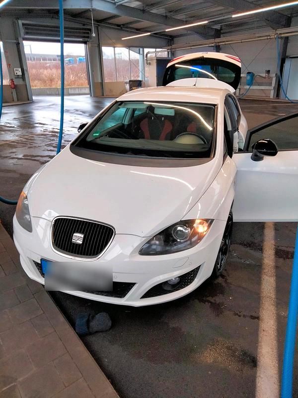 Weiß Gebraucht 2010 Seat Leon Kleinwagen | 2.000 € (Superpreis) - Bild 1/4