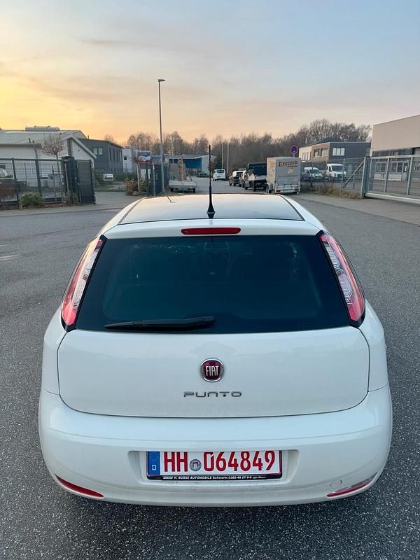 Gebraucht Fiat Punto Young 77 PS (56 kW) 2015 Weiß Kleinwagen